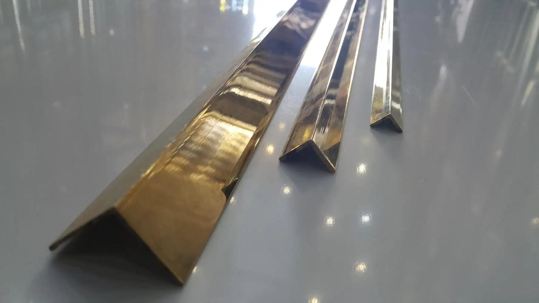 Уголок латунный